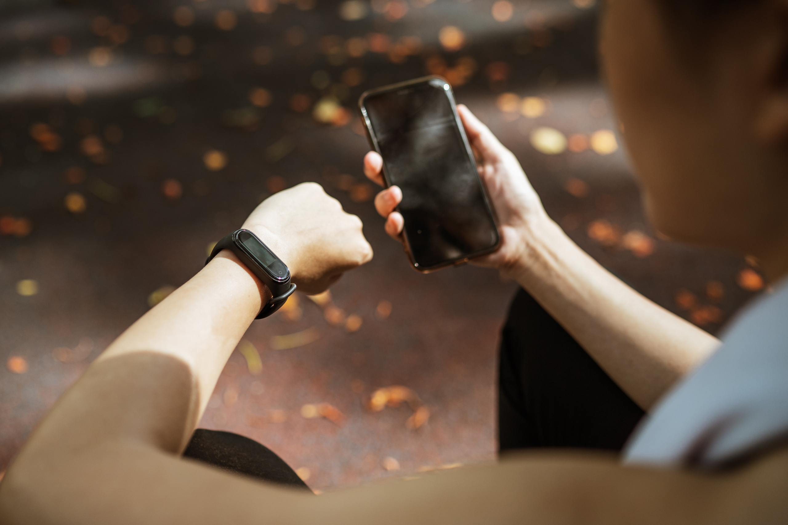 Smartphone und Fitness Tracker